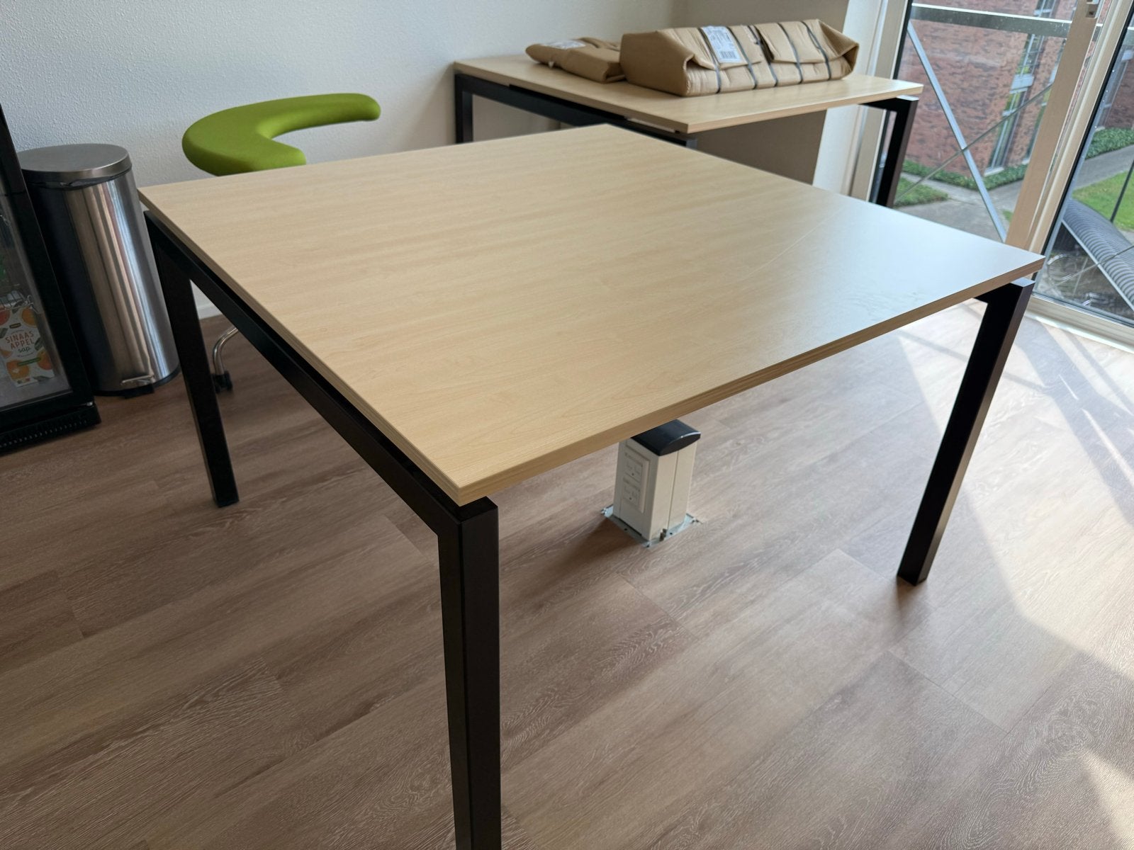 2x Vierkante tafel 120x120x76cm, staal/laminaat, Ophalen, Gebruikt, 100 tot 150 cm, Vierkant
