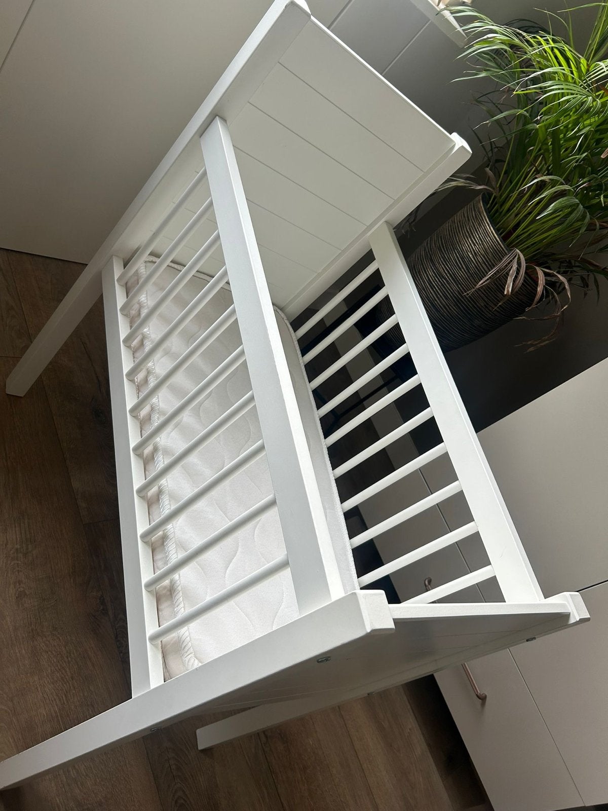 Wit houten wiegje met matras, Kinderen en Baby's, Babywiegjes en Ledikanten, Ophalen, Zo goed als nieuw, Wieg