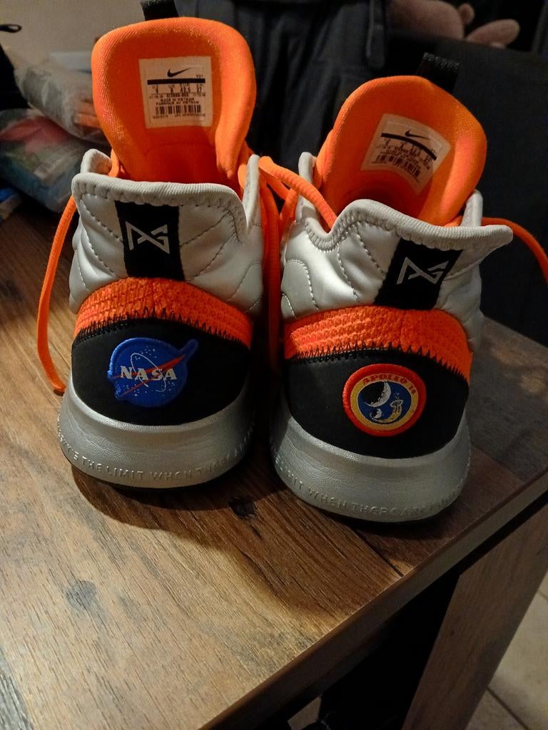 Nike PG 3 'NASA' - Maat 42,5 - Nieuw, Kleding | Heren, Overige kleuren, Nike, Nieuw, Ophalen of Verzenden