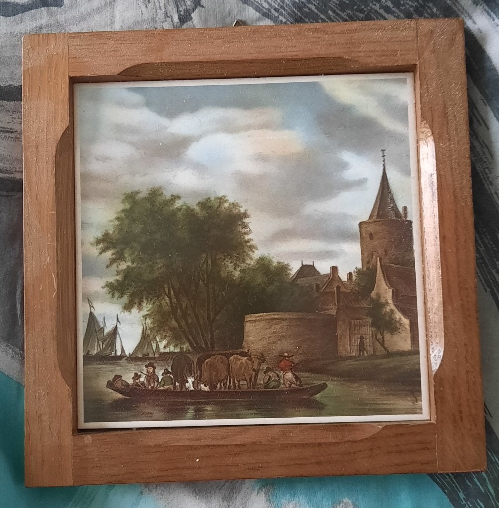 2 wandborden/tegeltjes kasteel en rivier in houten lijst, Ophalen of Verzenden, Huis en Inrichting