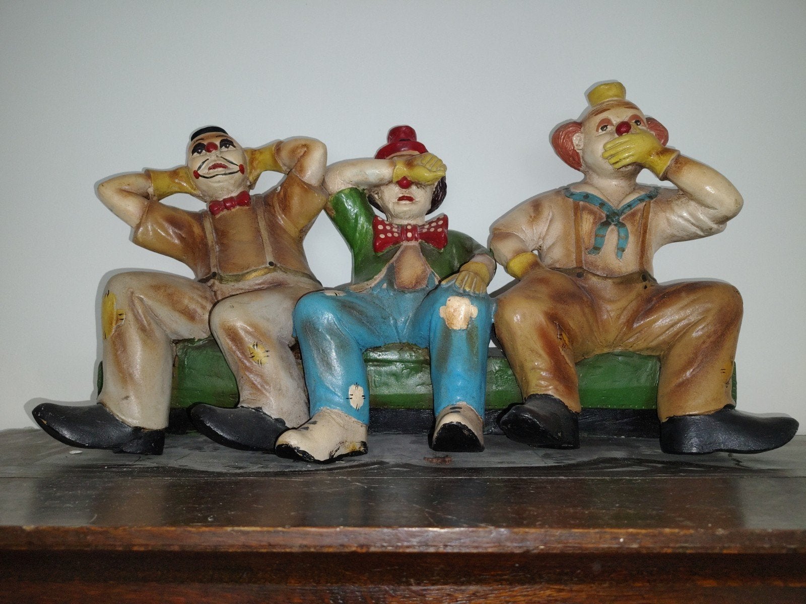 Beeldje van 3 clowns op bankje - Horen, Zien, Zwijgen, Ophalen of Verzenden