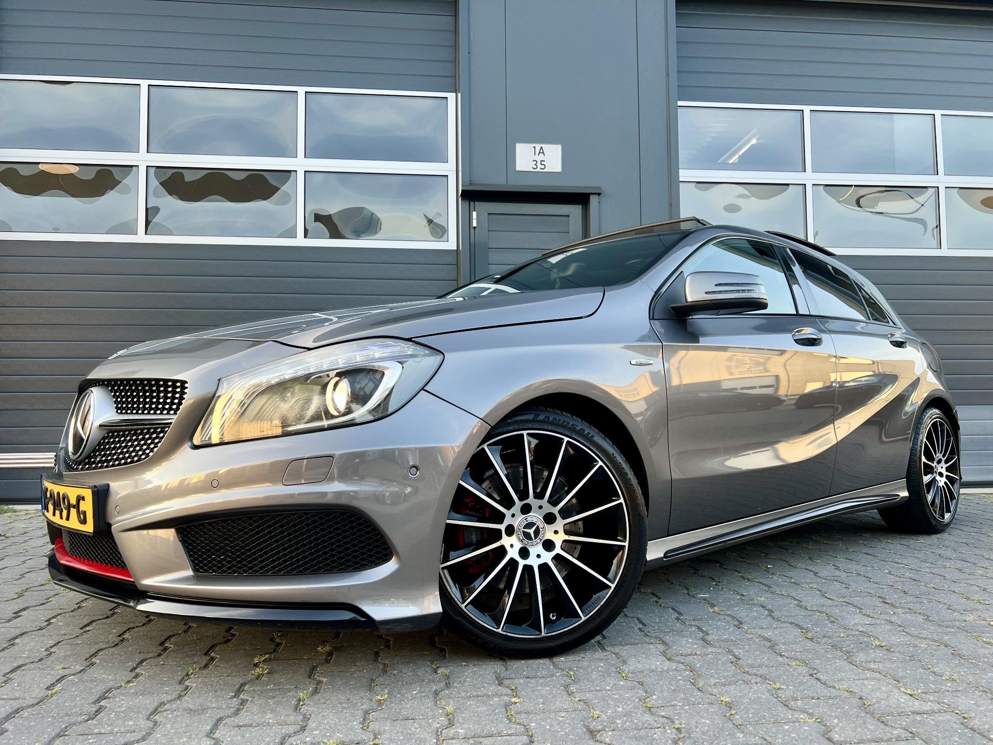 Mercedes-Benz A-klasse 250 AMG-LINE *SPORT*XENON*PANO*VOL, Auto's, Dealer onderhouden, 730 kg, Gebruikt, Euro 6