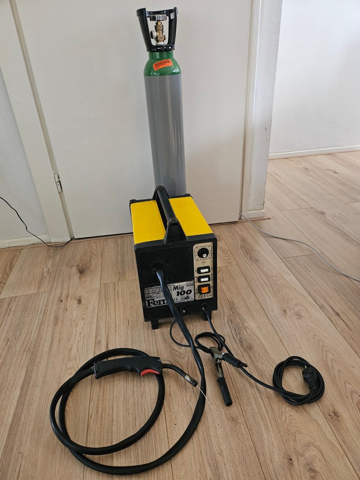 FERM MIG 100 lasapparaat met gasfles en laskap, Doe-het-zelf en Verbouw, Gereedschap | Lasapparaten, Ophalen of Verzenden, Gebruikt