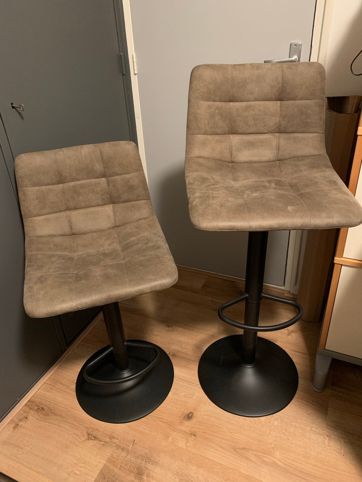 Set van 2 verstelbare barkrukken - Taupe, In hoogte verstelbaar, Ophalen of Verzenden, Zo goed als nieuw, 90 cm of meer