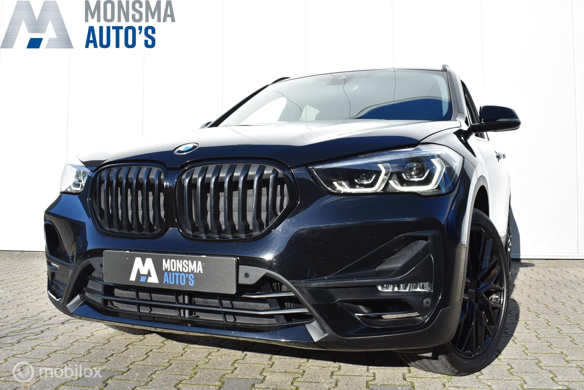 BMW X1 sDrive20i Schwarz ll Leder Sportstoel H/K HUD LED DAB, Auto's, 1998 cc, Zwart, Bedrijf, SUV of Terreinwagen