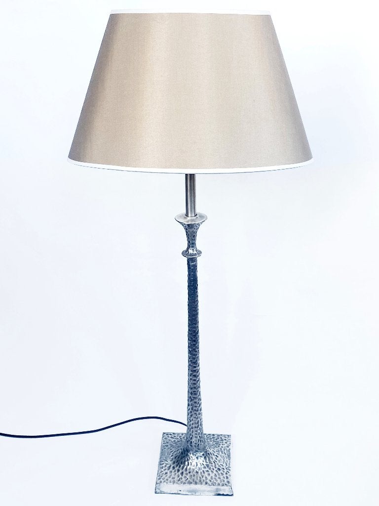 Exclusieve tafellamp, handgehamerde metalen voet, open kap, Ophalen, Inclusief lichtbron, Meerkleurig, Metaal