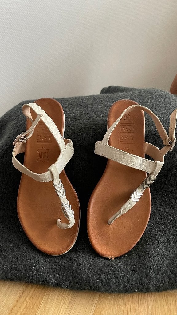 Twoday sandalen zilveren details, leer, wit en bruin,maat 39, Twoday, Beige, Zo goed als nieuw, Sandalen of Muiltjes