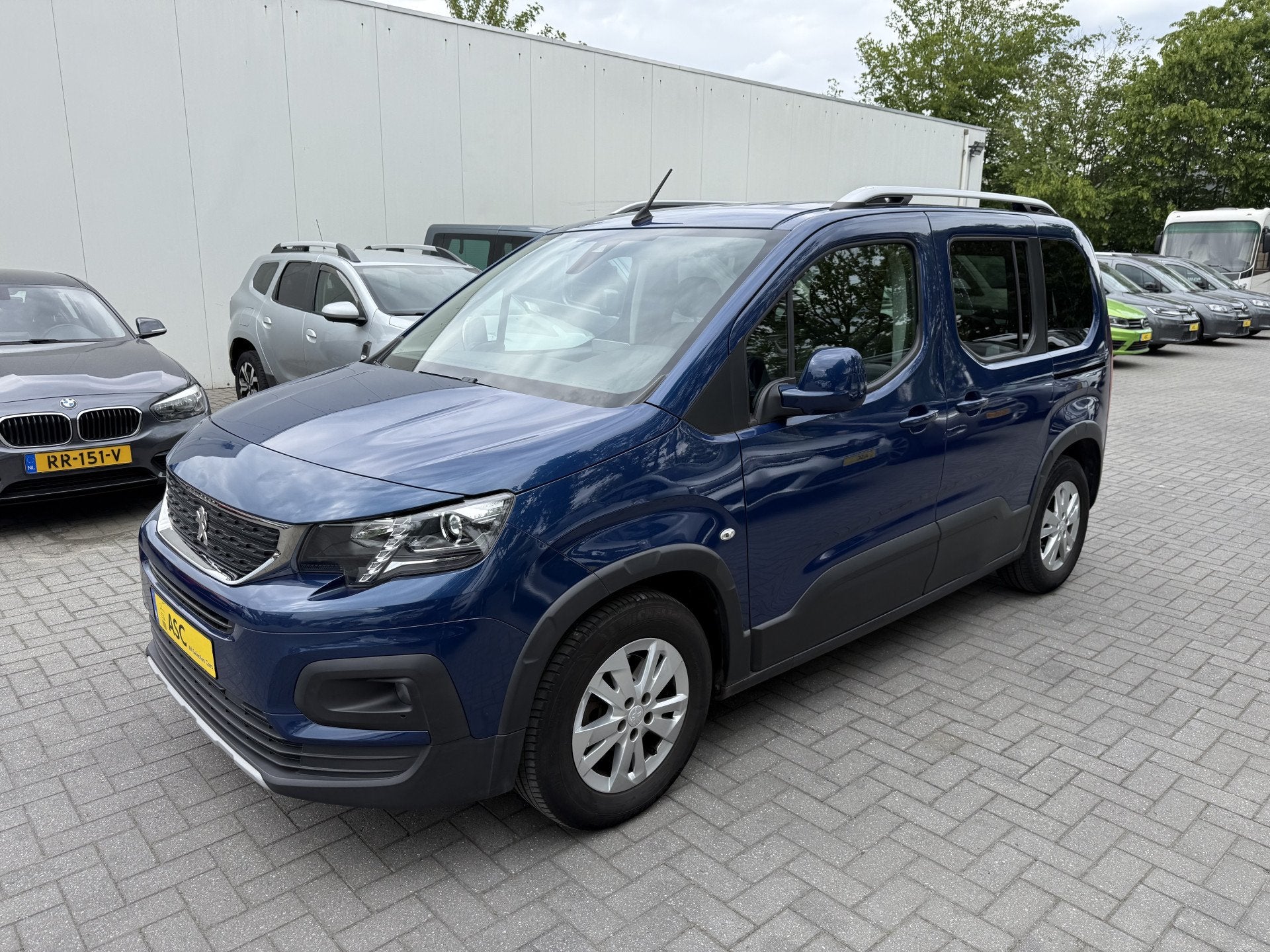 Peugeot Rifter Rolstoelauto 3+1 of 5+0 - Bodemverlaging + Li, Voorwielaandrijving, 15 km/l, Gebruikt, Met garantie (alle)