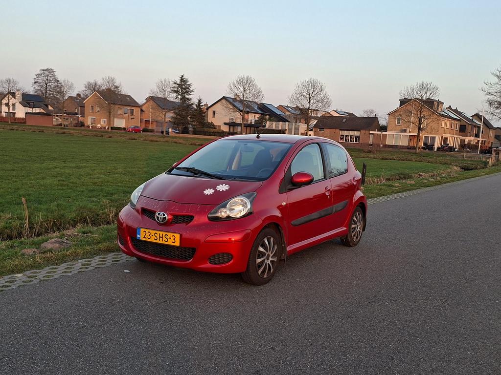 Toyota Aygo 1.0 12V Vvt-i 5DRS MMT 2011 Rood, Auto's, Trekhaak, 4 stoelen, 68 pk, Origineel Nederlands