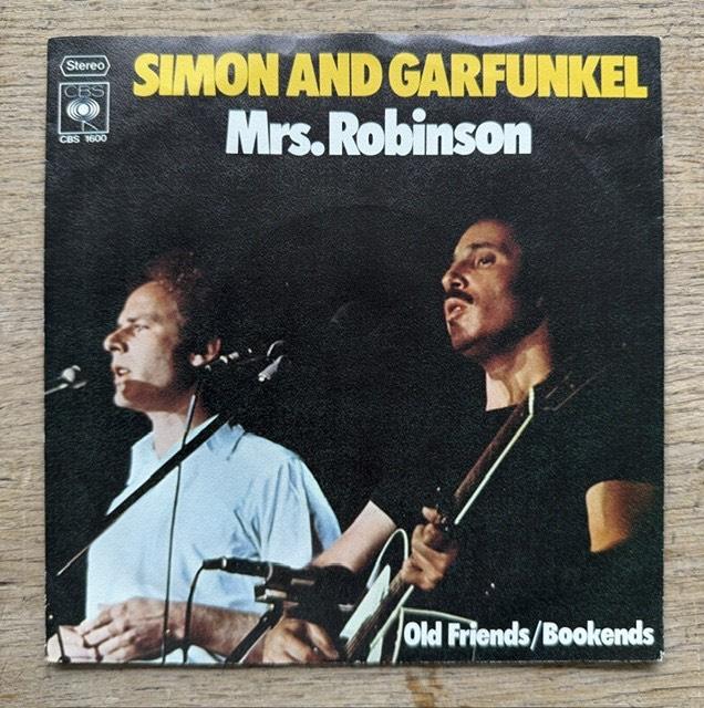 Simon & Garfunkel - Mrs. Robinson, Fotohoes, Ophalen of Verzenden, Zo goed als nieuw, Pop