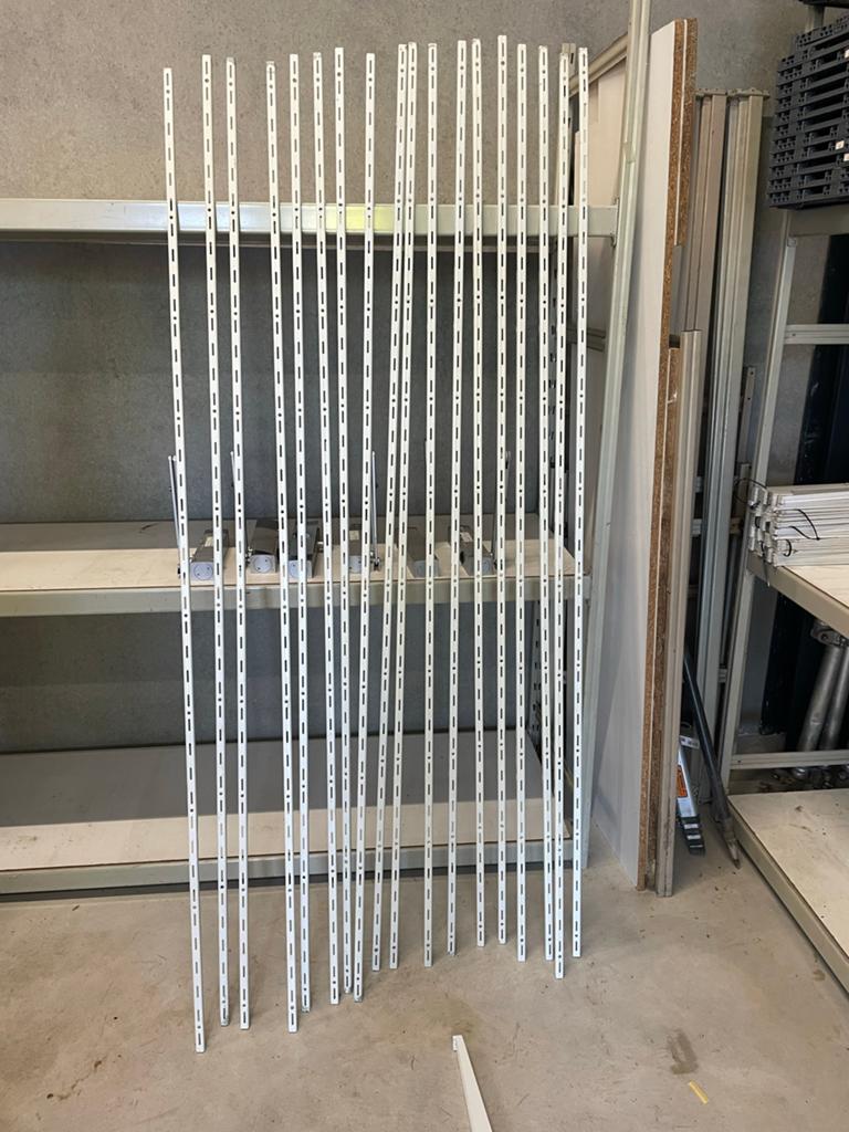 Stelling met 18 staanders en 110 haken (60cm, 65kg), Ophalen of Verzenden