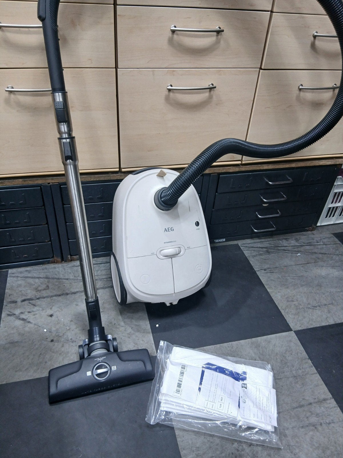 Stofzuiger AEG gebruikt, Stofzak, Ophalen of Verzenden, Zo goed als nieuw, Minder dan 1200 watt