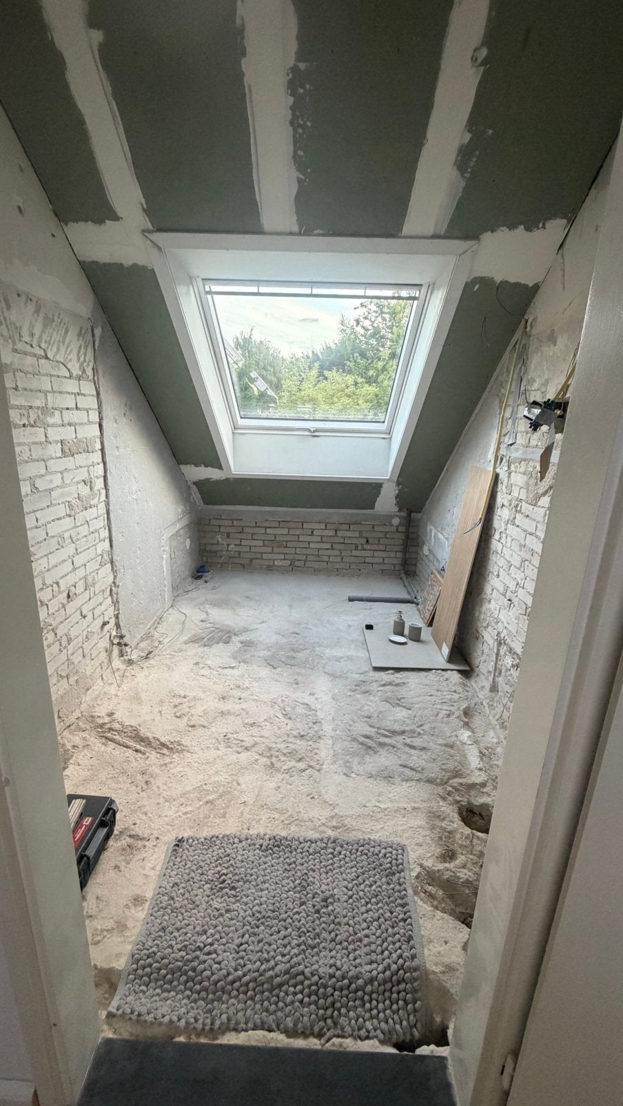 Gezocht klusser voor de vloeren en muren vlakken, Wandtegels, Minder dan 5 m², Overige materialen, 60 cm of meer