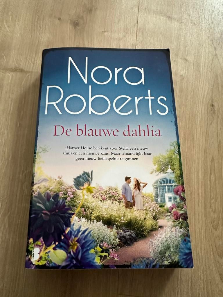 Nora Roberts - De blauwe dahlia, Ophalen of Verzenden, Zo goed als nieuw, Nederland