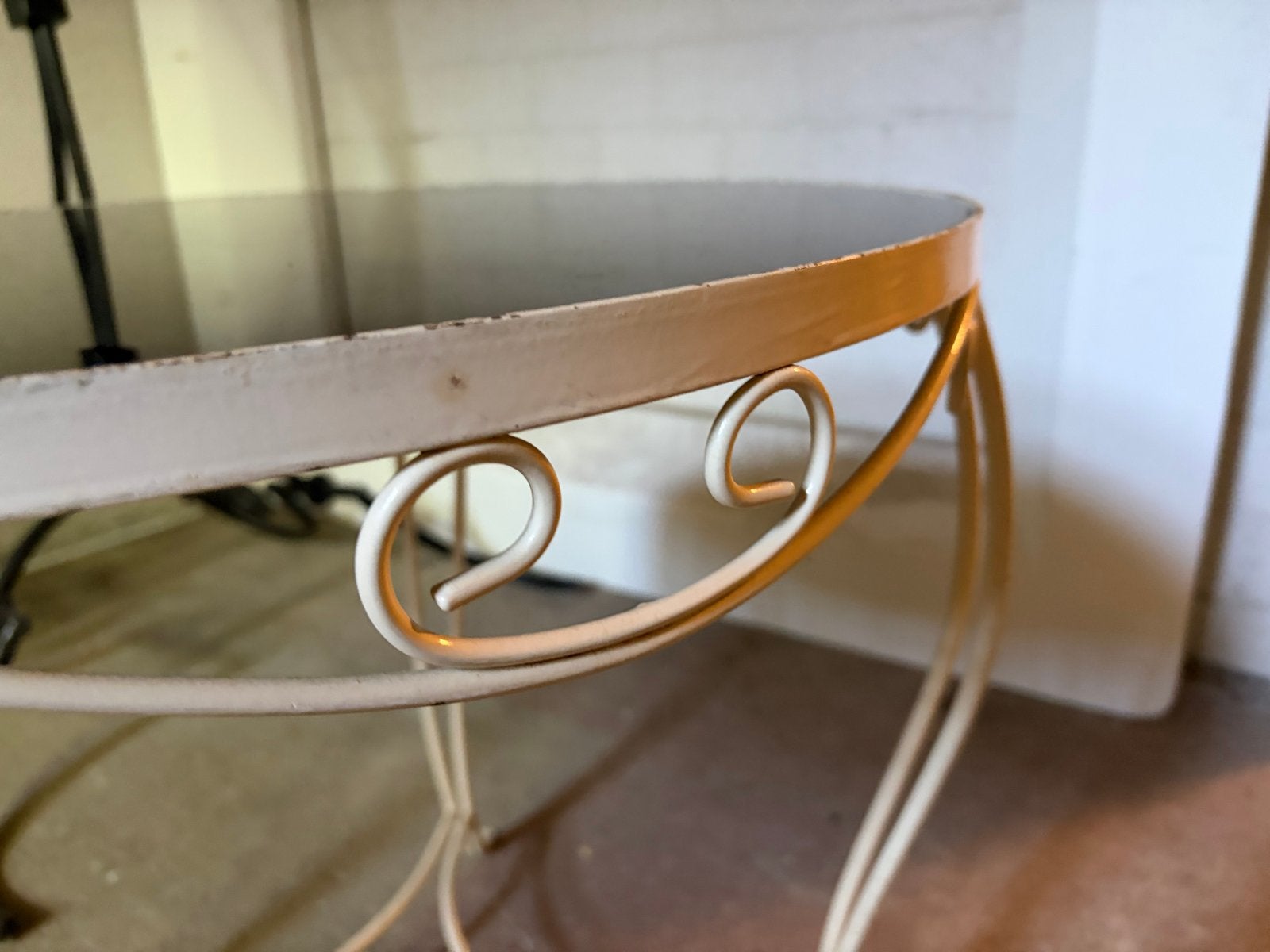 Vintage Bijzettafel met Glazen Blad en Metalen Frame, Ophalen, Gebruikt, Metaal of Aluminium, Rond