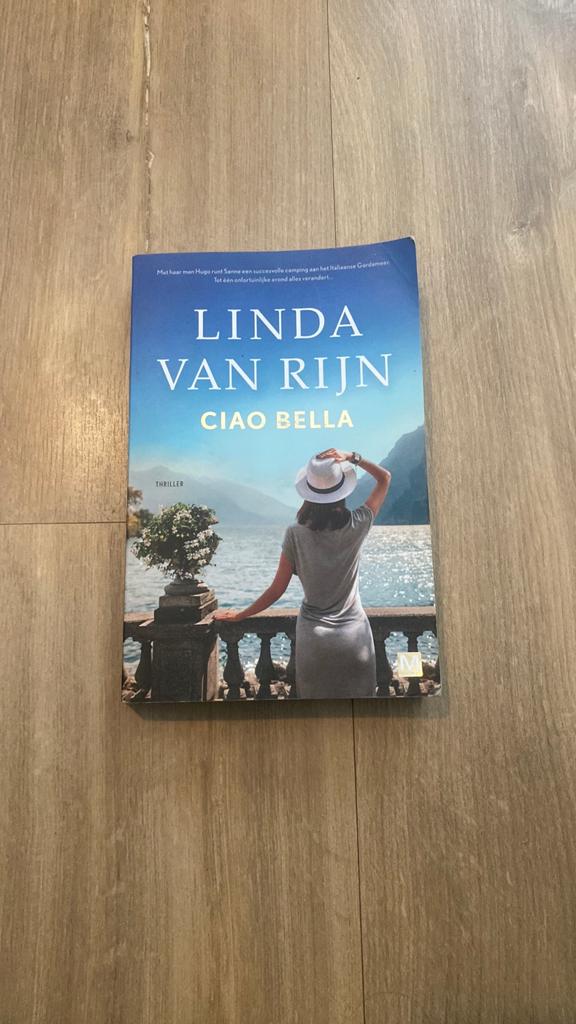 Linda van Rijn - Ciao Bella, Boeken, Thrillers, Zo goed als nieuw, Europa overig, Ophalen of Verzenden