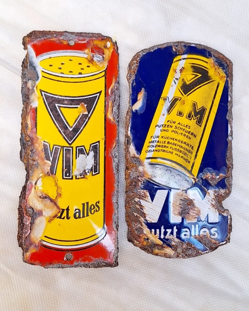 Leuke set 2 antieke emaille deurpostjes van Vim putzt alles., Ophalen of Verzenden