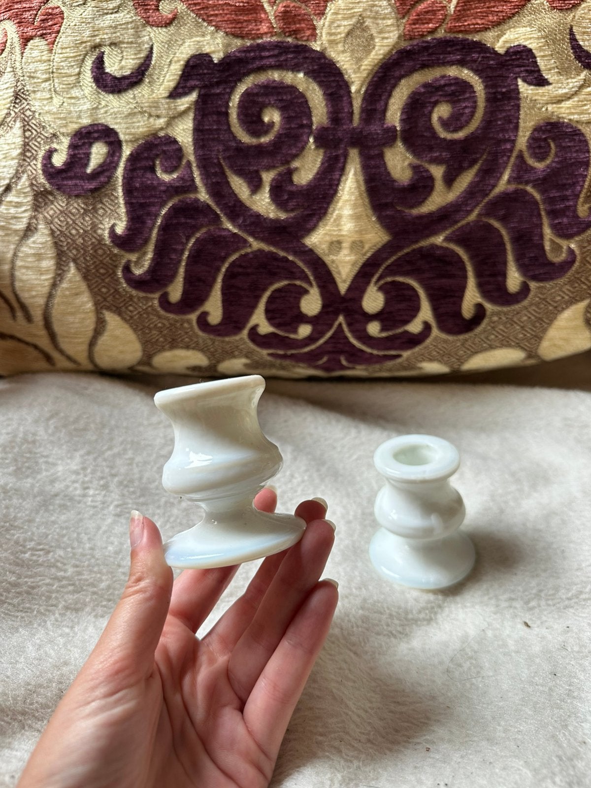 Twee kleine witte kaarsenhouders gemaakt van wit melkglas, Huis en Inrichting, Ophalen of Verzenden, Zo goed als nieuw, Wit