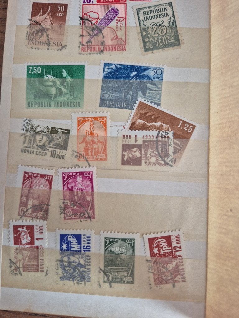 Grote internationale postzegelverzameling in album, Postzegels en Munten, Postzegels | Volle albums en Verzamelingen, Ophalen of Verzenden