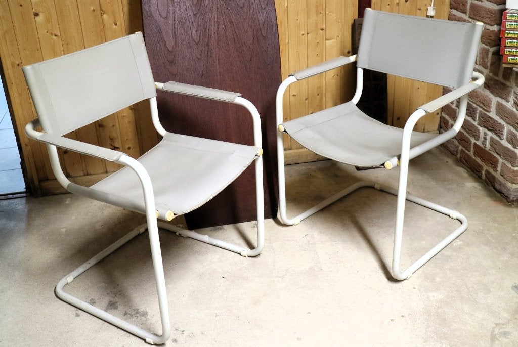 2 Mart Stam / Thonet design lichtgrijze buizenframe stoelen, Gebruikt, Twee, Ophalen of Verzenden, Grijs