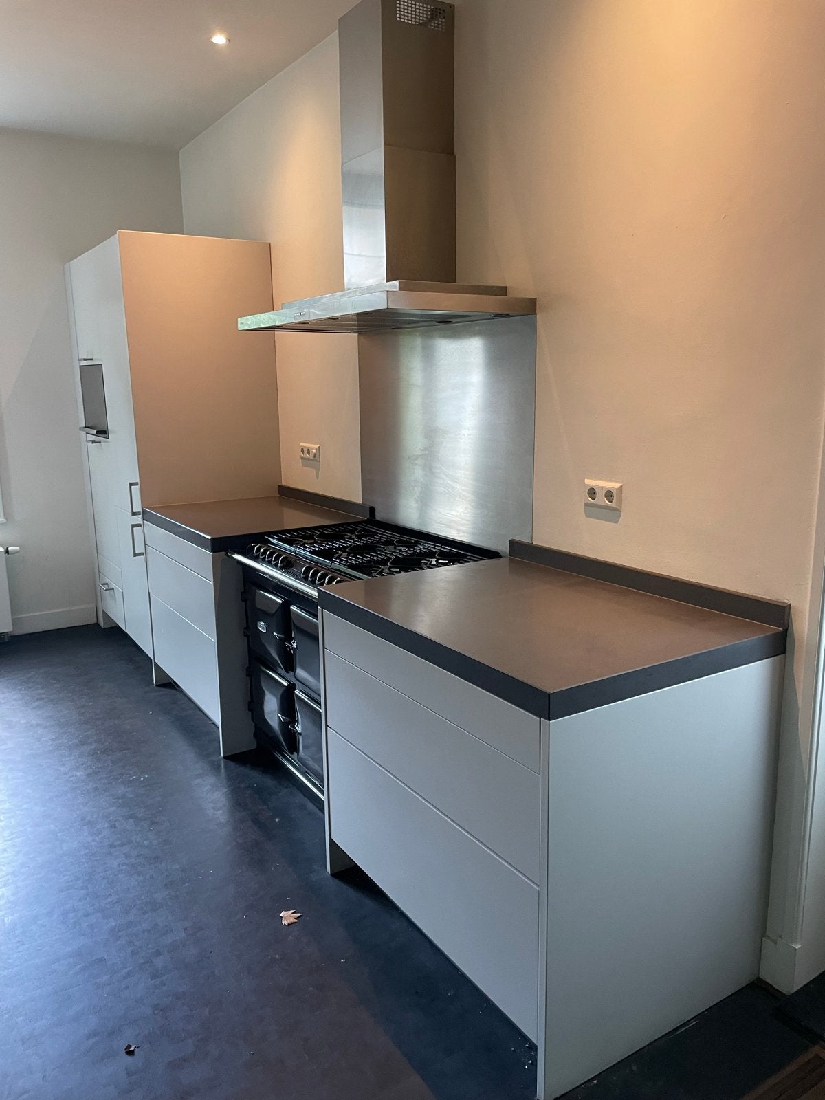 Bulthaup keuken lichtgrijs met Bosch apparatuur en Quooker, Huis en Inrichting, Ophalen, Gebruikt, Graniet of Steen, Enkelwandige keuken