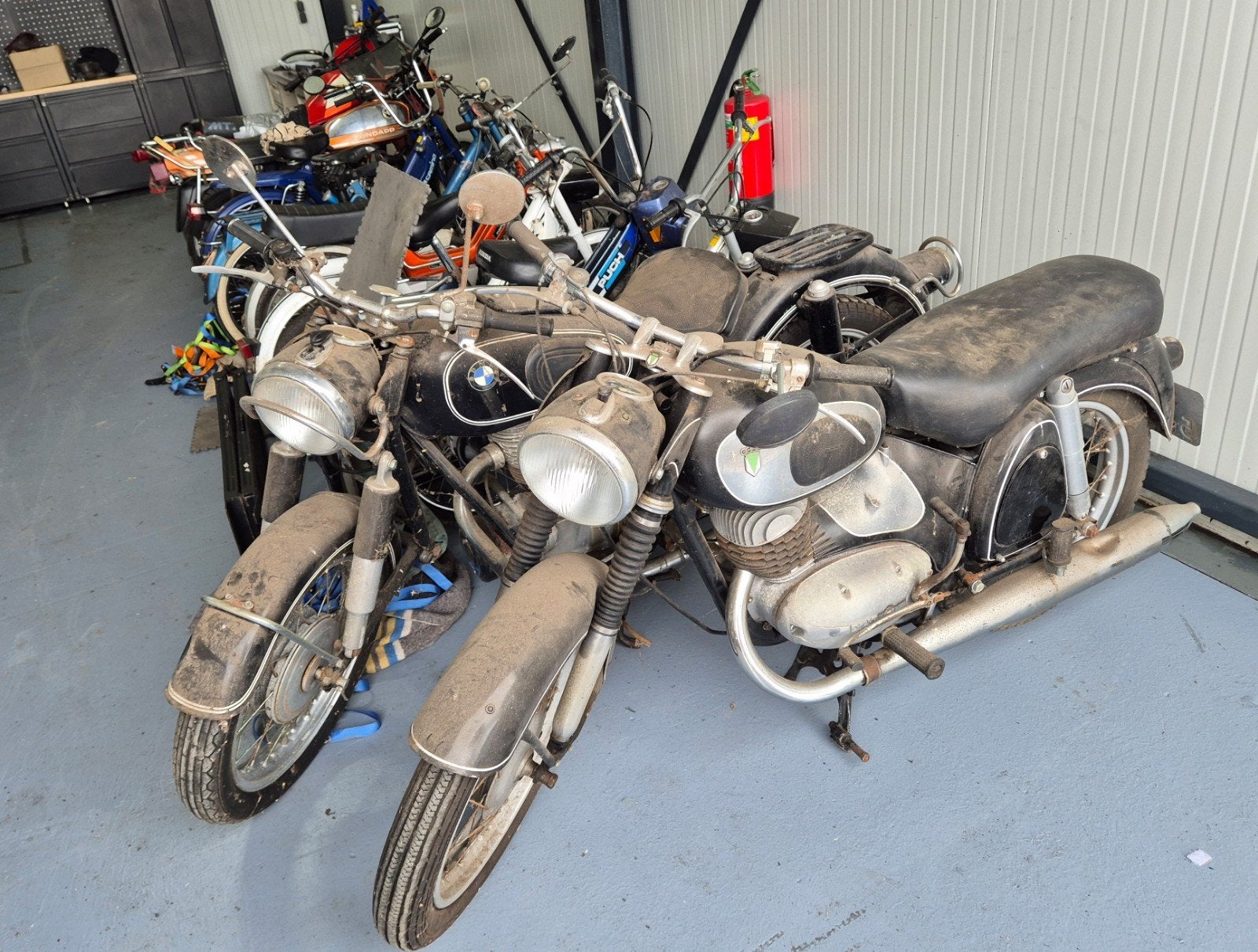 Te koop Heel veel motoren en brommers meer dan 100 oldtimers