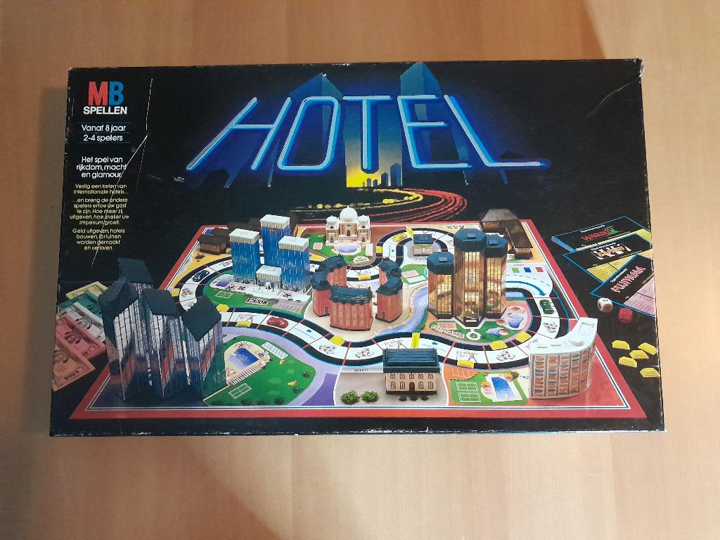 Hotel spel van MB ( izgs ) Zwarte Doos 1986 1e versie, Hobby en Vrije tijd, Gezelschapsspellen | Bordspellen, Vijf spelers of meer