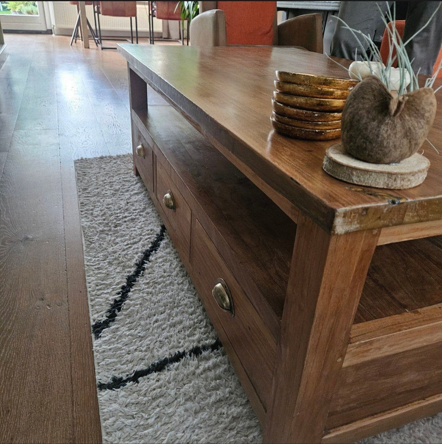 Foto 6 van Massief houten salontafel met lades