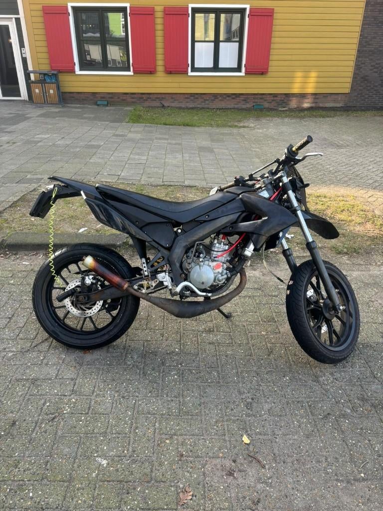 derbi senda drd limited edition, Fietsen en Brommers, Brommers | Derbi, Ophalen, 6 versnellingen, Maximaal 45 km/u, Zo goed als nieuw