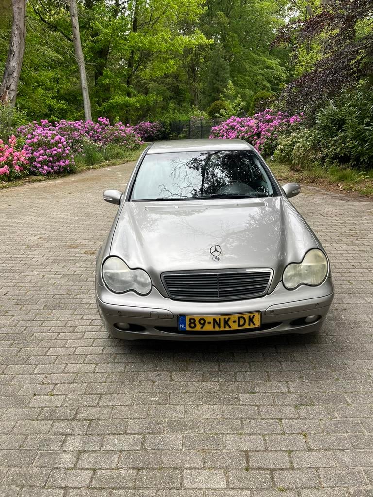 Mercedes-Benz C-Klasse 1.8 C180 Kompr Sedan AUT 2003 Grijs, Auto's, Automaat, Beige, Origineel Nederlands, 75 €/maand