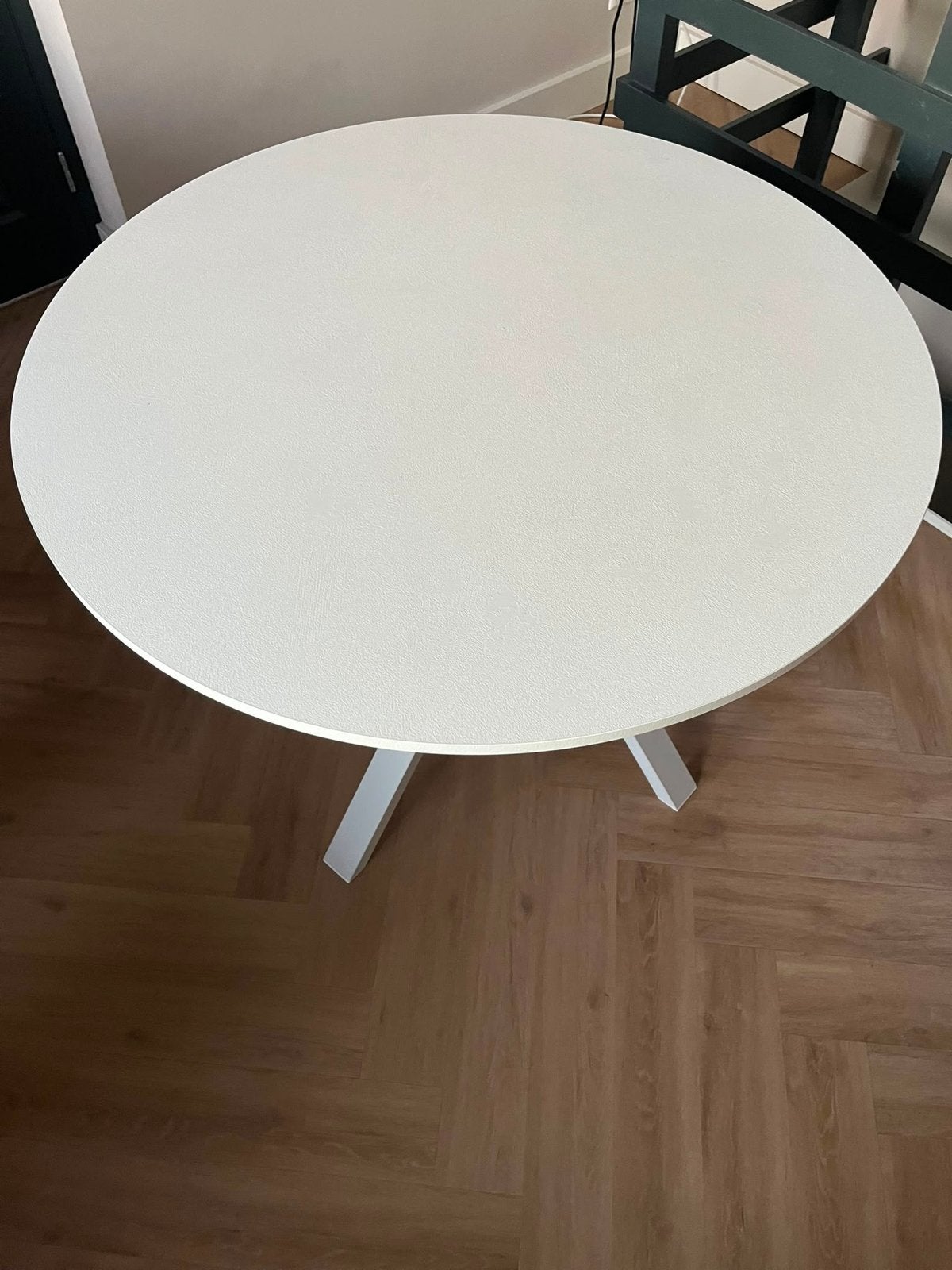 Witte ronde IKEA tafel 105 cm - ideaal voor kleine ruimtes, Huis en Inrichting, Tafels | Eettafels, Ophalen, Zo goed als nieuw