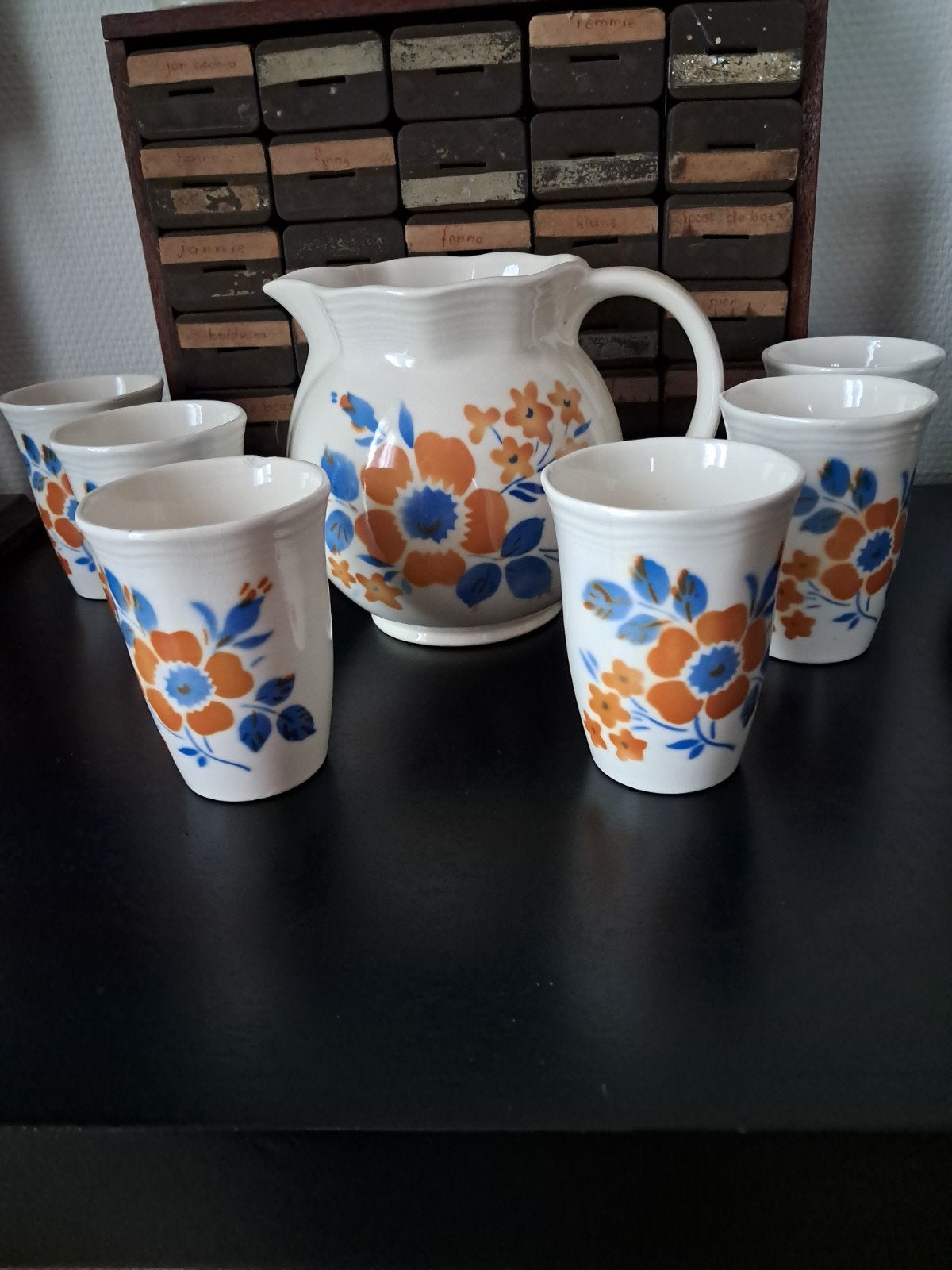 Vintage kan en 6 bekers met bloemmotief, Antiek en Kunst, Ophalen of Verzenden