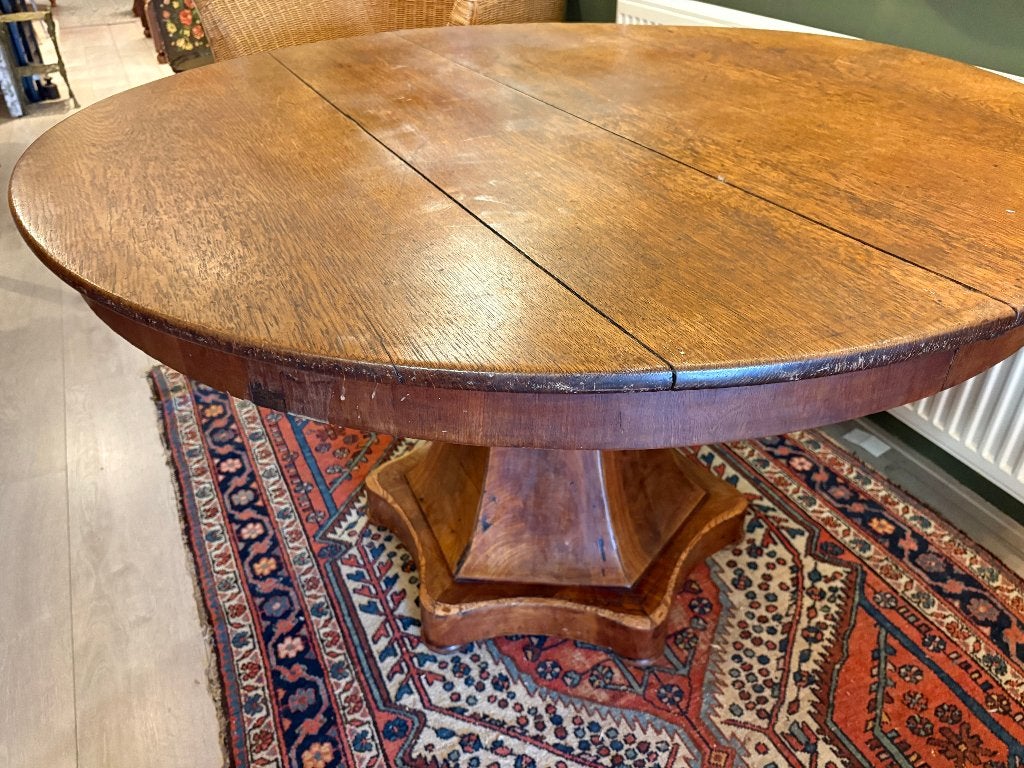 Grote 19e Eeuws Ronde Eettafel op Prachtige Centrale poot., Ophalen