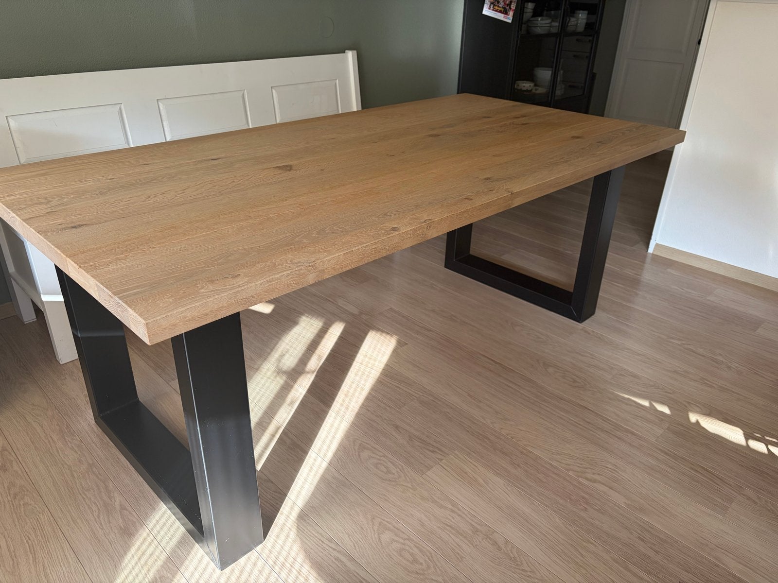 Eettafel met eikenhouten blad en zwarte metalen u poten, Ophalen, Gebruikt, Eikenhout, 50 tot 100 cm