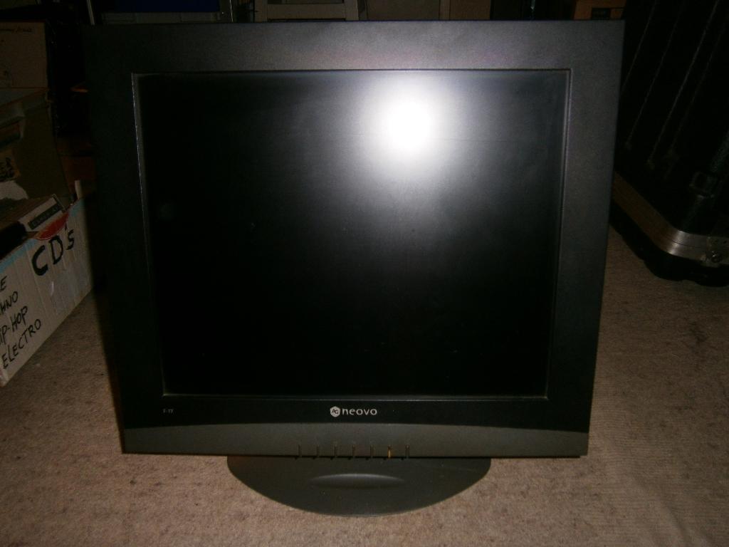AG Neovo F-17 LCD 17" monitor + originele voeding, VGA kabel, Ophalen, Gebruikt, Kantelbaar, 17 inch, Resolutie: 1280 × 1024 (aspect ratio 5:4)