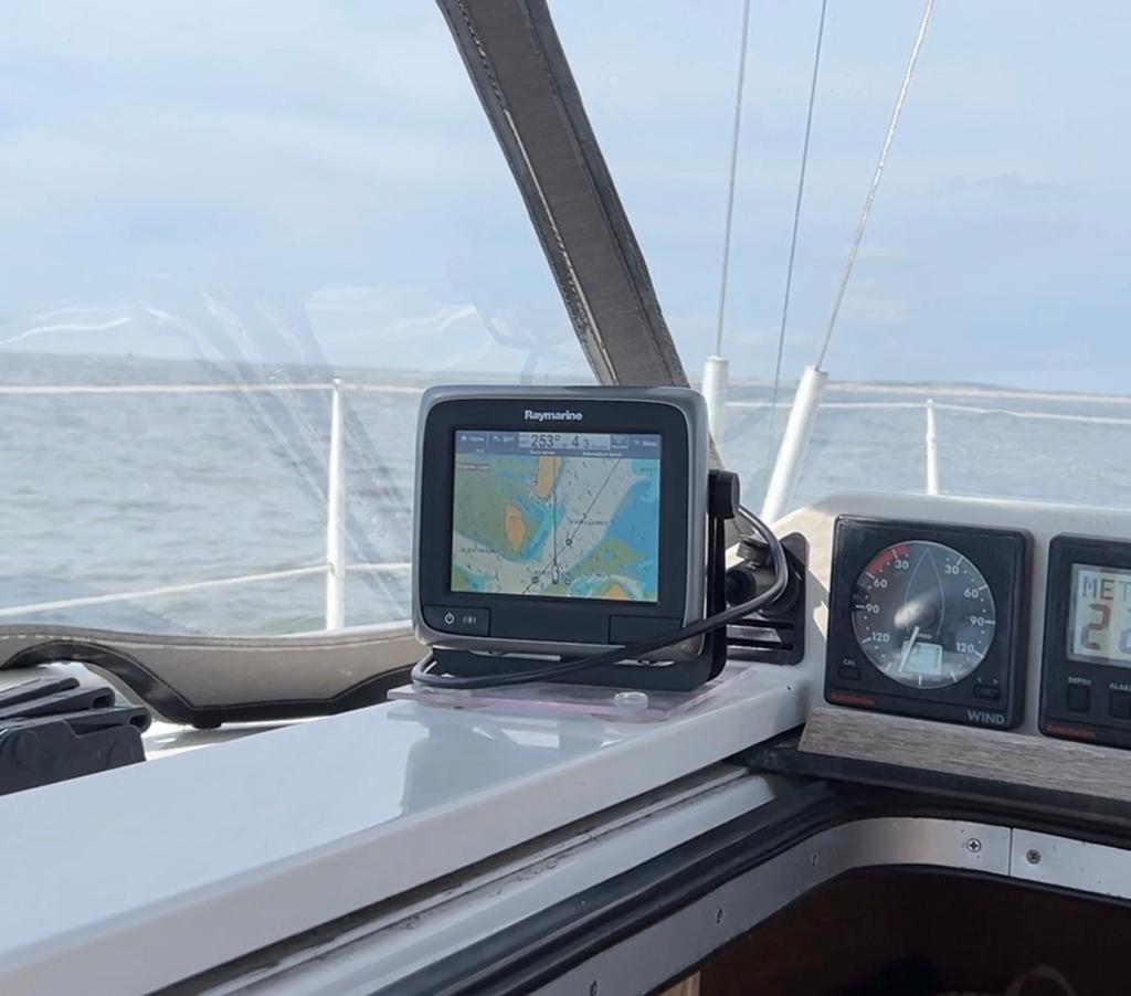 Raymarine a65 Kaartplotter met zonneklep en kabels, Watersport en Boten, Ophalen of Verzenden, Zo goed als nieuw, Kaartplotter of Fish Finder