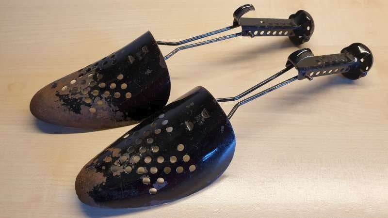 1 paar vintage, retro zwart ijzer Duco pasvormen vr schoenen, Ophalen of Verzenden, Nieuw, Zwart