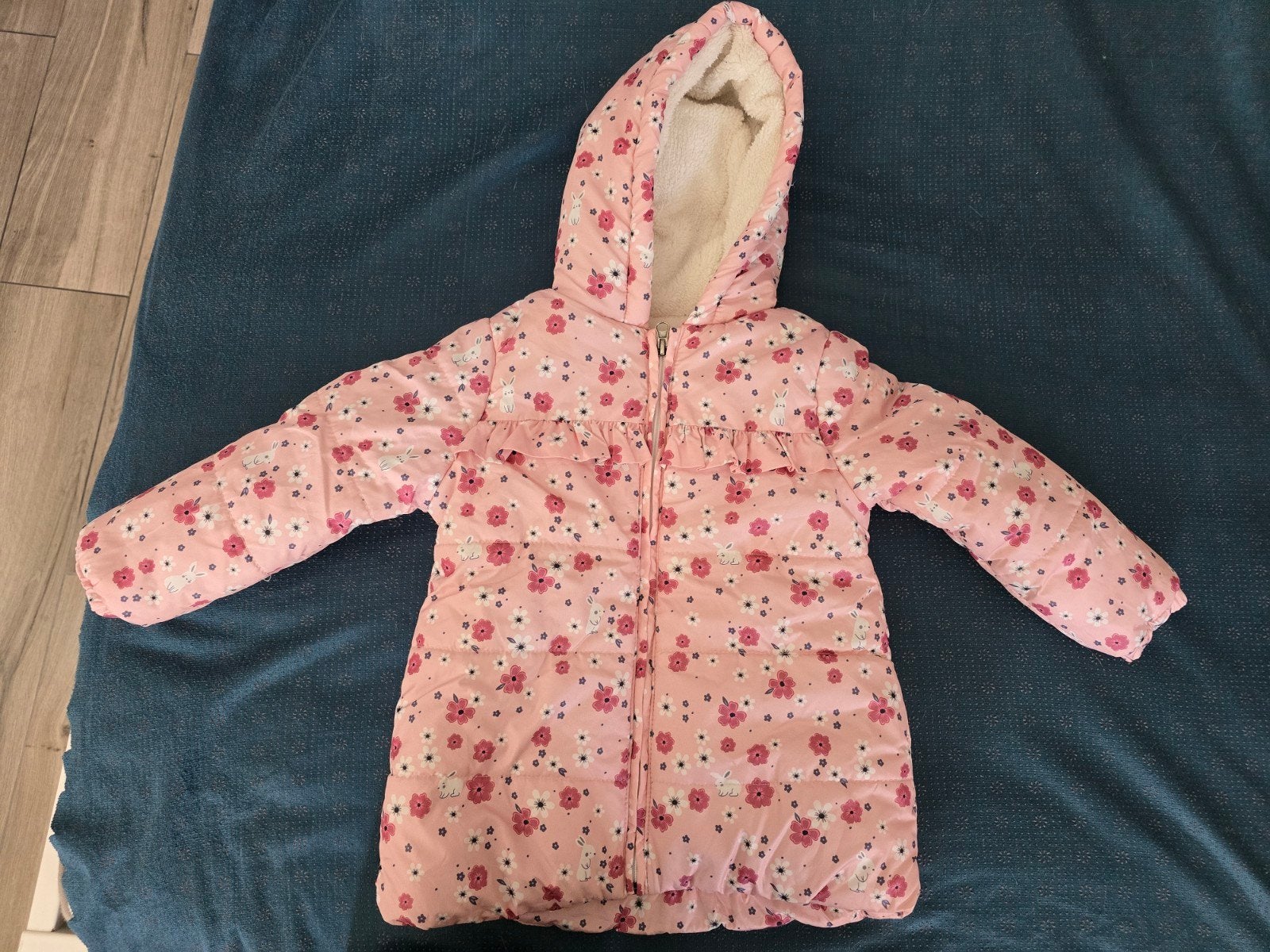 Roze winterjas met bloemenprint en teddy voering - 4 jaar, Gebruikt, Meisje, Ophalen of Verzenden, Jas