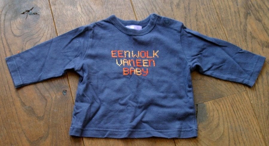 Shirt - longsleeve met handgeborduurde tekst erop, Gebruikt, Ophalen of Verzenden, Hema, Jongetje