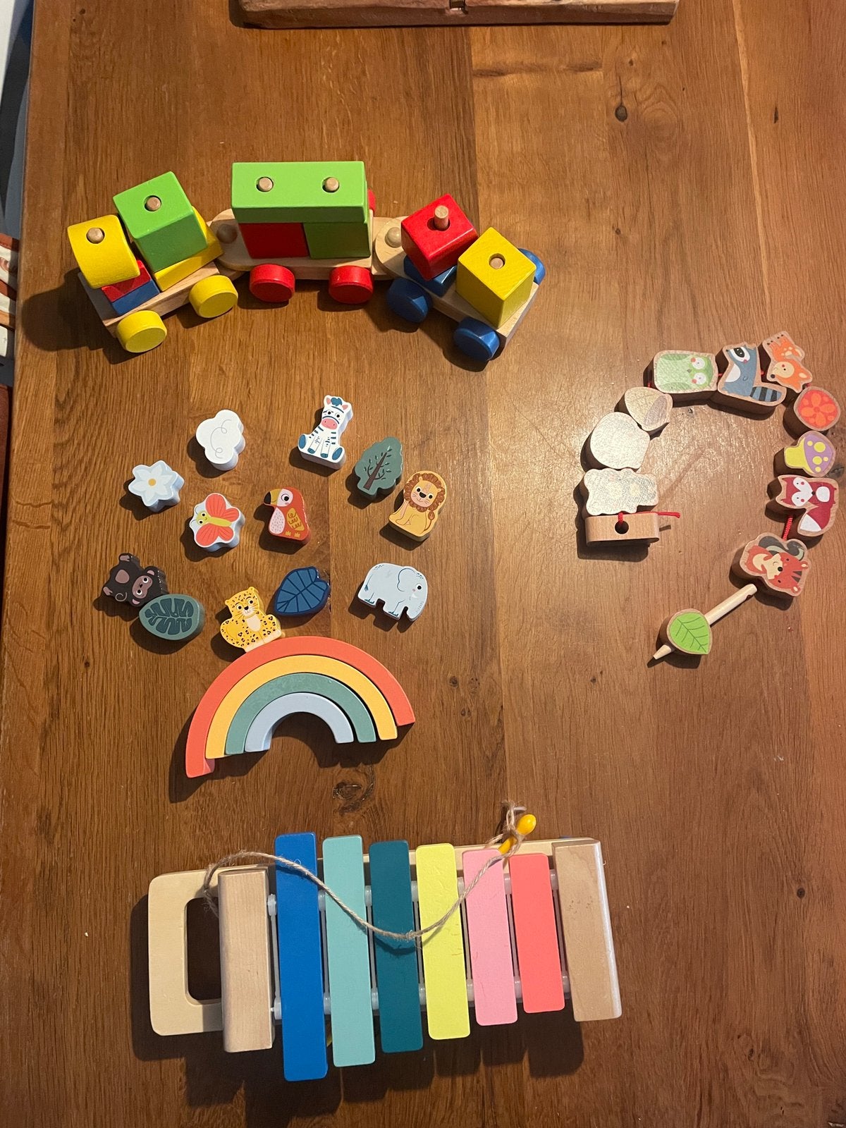 Houten speelgoed (trein, xylofoon, rijgketting, regenboogje), Kinderen en Baby's, Speelgoed | Houten speelgoed, Ophalen, Zo goed als nieuw