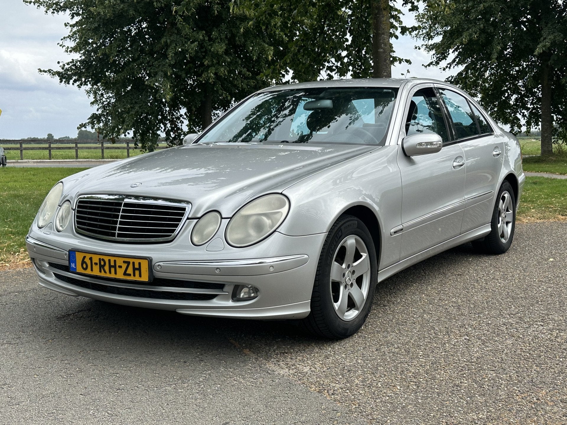 Mercedes-Benz E-Klasse 240 Avantgarde Compleet Dealer onderh, Auto's, Automaat, Achterwielaandrijving, 2597 cc, 1505 kg
