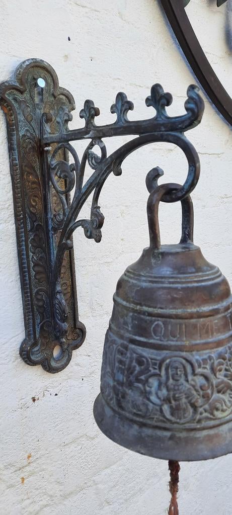Antieke bronzen deurbel met sierlijke wandbeugel, Ophalen of Verzenden