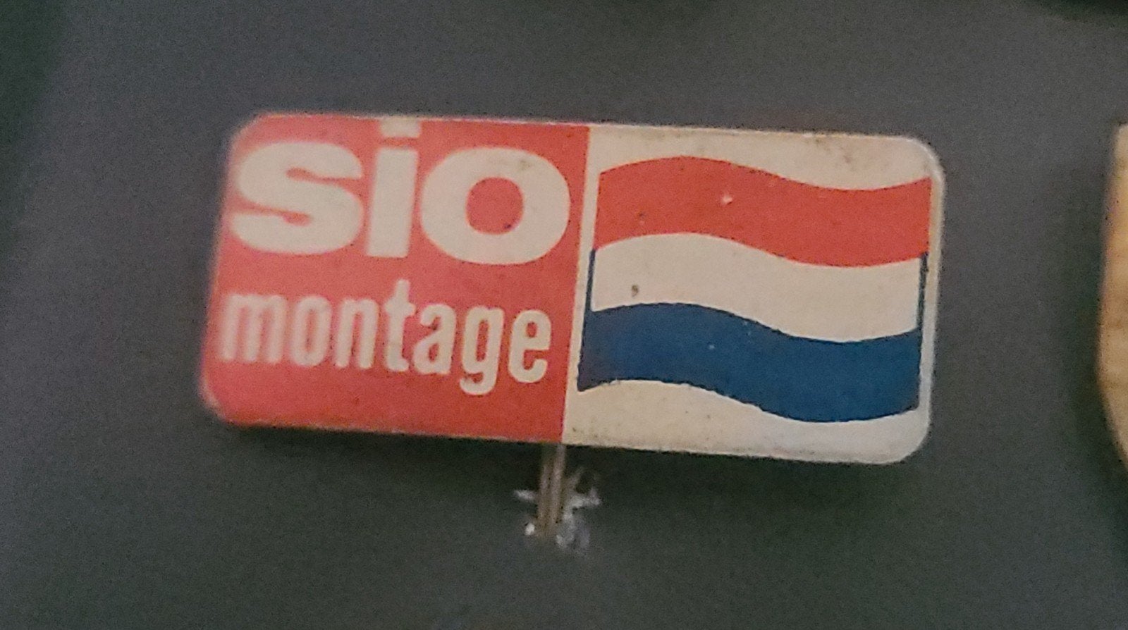 Vintage SIO Montage speldje met Nederlandse vlag, Verzenden