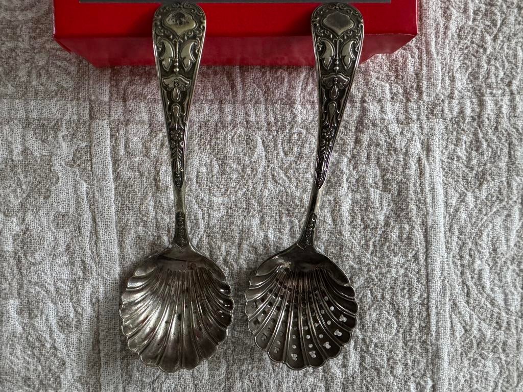 Set van 2 lepels (suikerstrooier en ijsschep) in schelpvorm, Antiek en Kunst, Ophalen of Verzenden