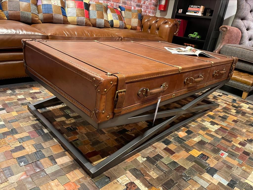 Vintage Koffer Chesterfield leer cognac Zwart tafel metalen, Huis en Inrichting, Nieuw, Minder dan 50 cm, Rechthoekig, 50 tot 100 cm
