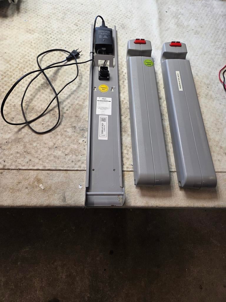 1x accu Arjo tillift plus acculader, Diversen, Verpleegmiddelen, Ophalen of Verzenden