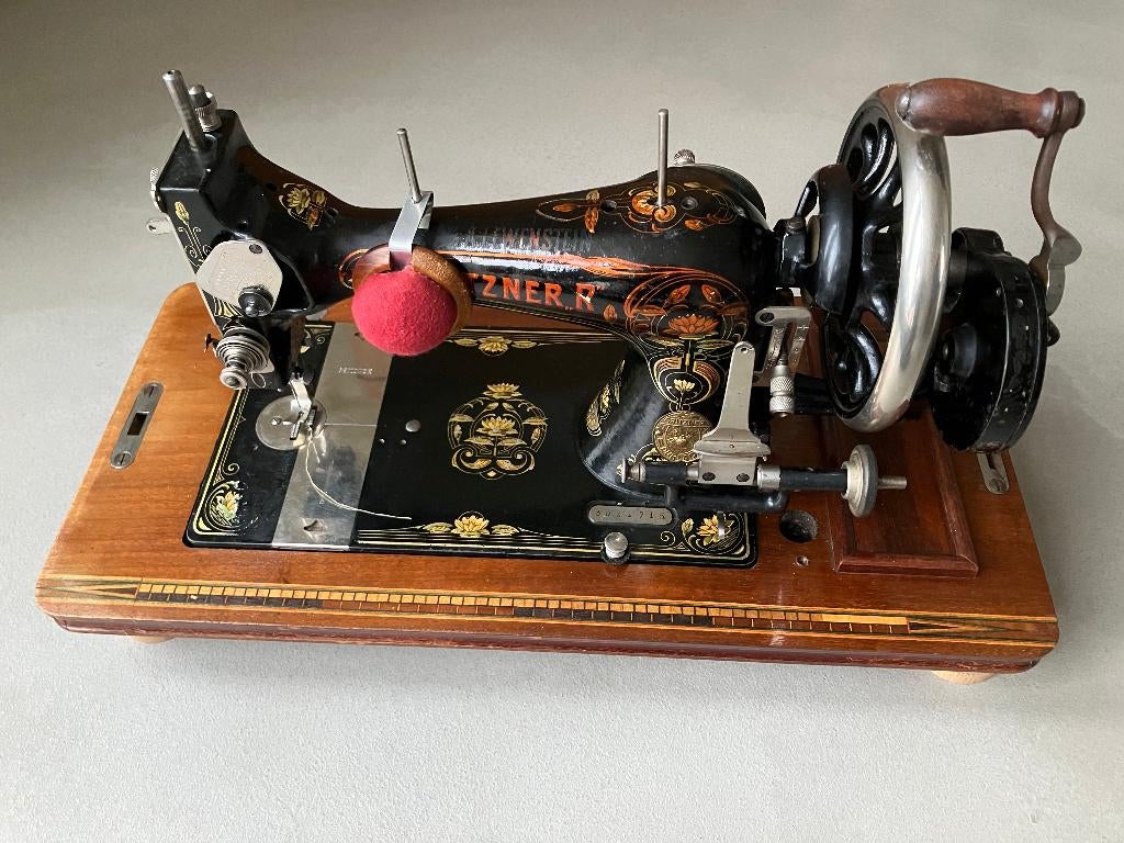 Antieke Gritzner naaimachine, Ophalen