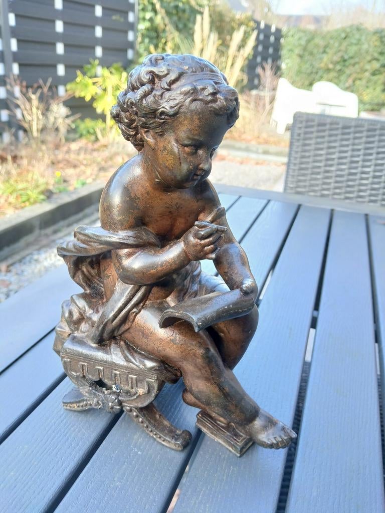 Bronzen lezende  putto gesigneerd, Antiek en Kunst, Kunst | Beelden en Houtsnijwerken, Ophalen of Verzenden