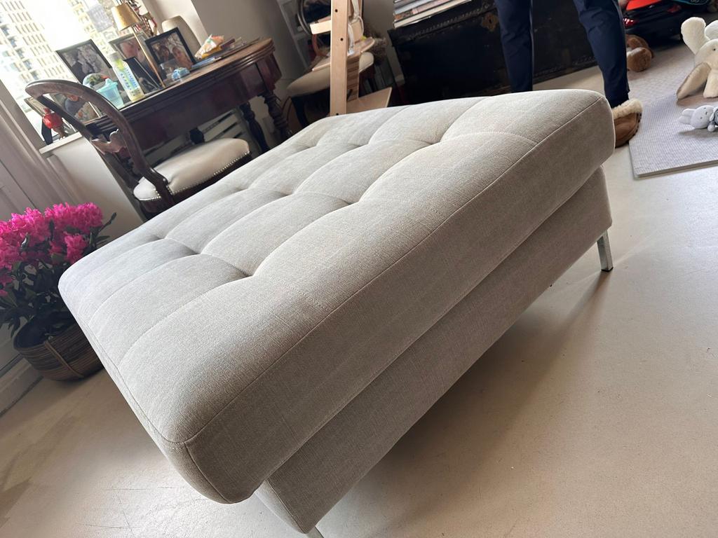 Lichtgrijze hocker / voetenbank, Ophalen, Nieuw, 75 tot 100 cm, Stof