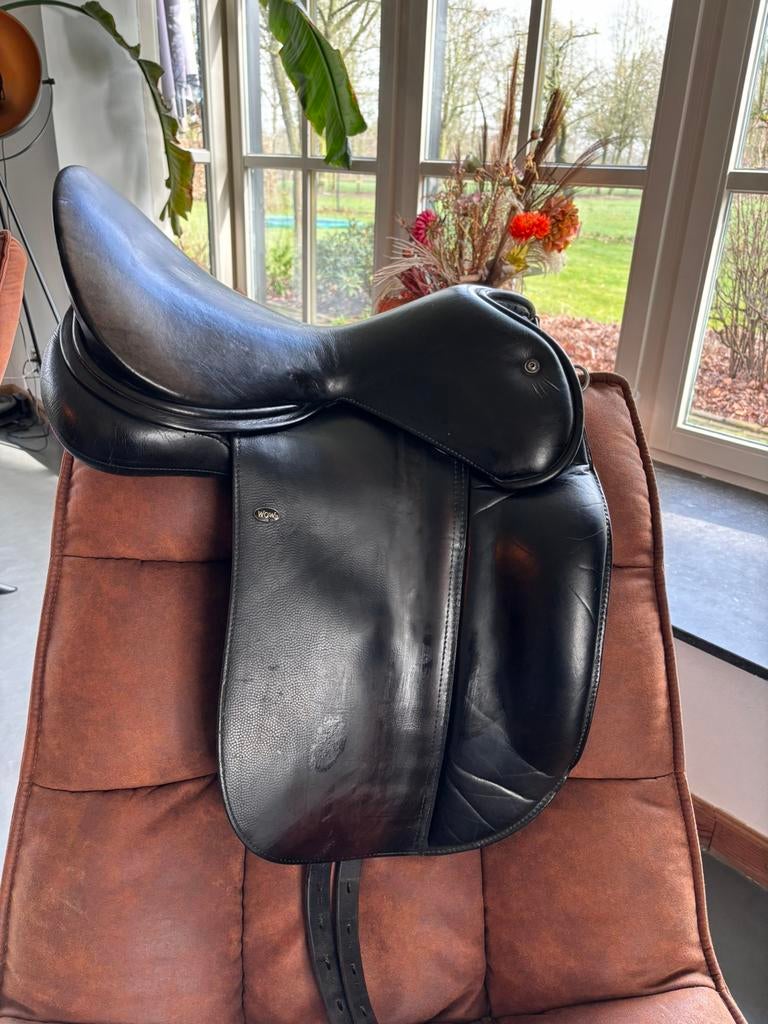 WOW dressuurzadel met tab DWG size 2 18”, Dieren en Toebehoren, Paarden en Pony's | Zadels, Ophalen of Verzenden, Zo goed als nieuw